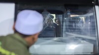 Rekan dan keluarga menyaksikan peti jenazah korban runtuhnya bangunan mushala Ponpes Al Khoziny sebelum disalatkan di RS Bhayangkara Surabaya, Senin (6/10/2025). Seluruh korban yang teridentifikasi telah diserahkan kepada keluarganya. ANTARA FOTO/Rizal Hanafi 