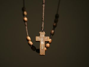 Susunan Doa Rosario Kamis 15 Oktober 2026, Cek Urutan Peristiwa Terang
