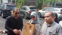 Stifan Heriyanto menjelaskan soal kondisi Ayu usai ditahan.  Foto: Muhammad Ahsan Nurrijal