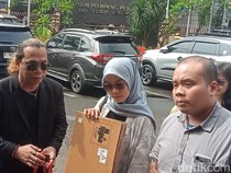 Video Eks Karyawan Ashanty Datangi Polres Jaksel Bawa Sejumlah Barang Bukti