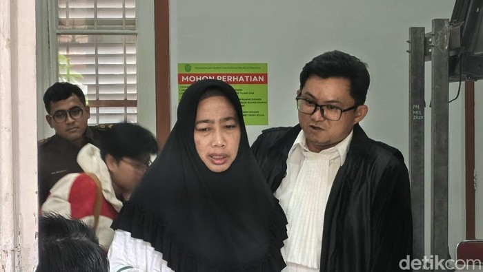 Eks Kepala Biro Pengadaan Barang dan Jasa Sulawesi Selatan Sari Pudjiastuti dan kuasa hukumnya Muhammad Syafril. Andi Sitti Nurfaisah/detiksulsel