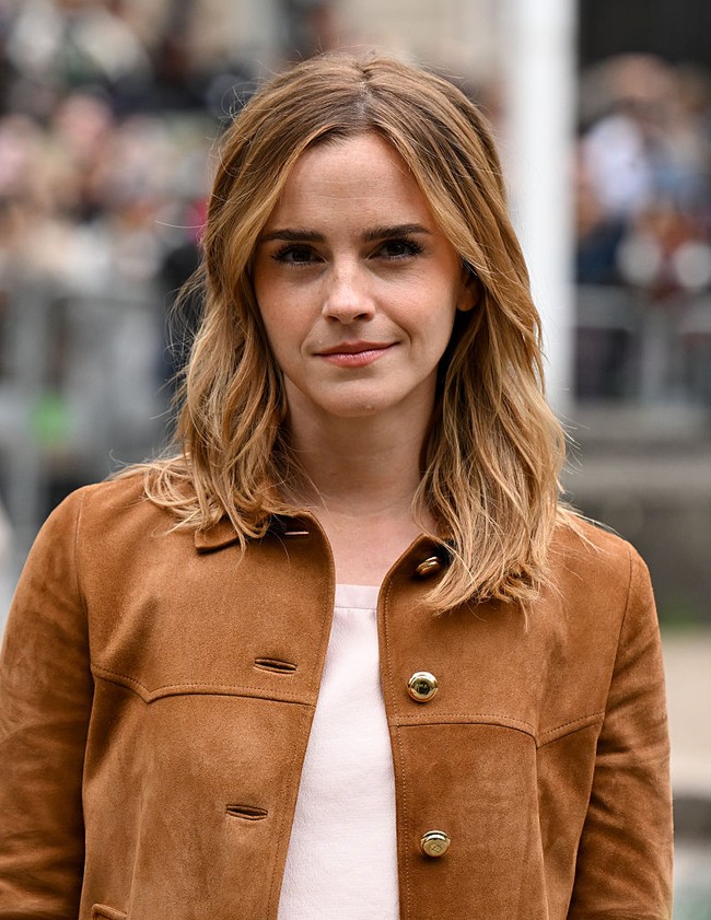 Wanita 35 tahun ini meninggalkan venue naik motor, berbeda dengan kebanyakan selebriti lainnya yang memilih mobil mewah sebagai moda transportasi. Ia tampak memakai helm putih untuk keamanan berkendara. Foto: WWD via Getty Images/Gilbert Flores