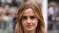 Emma Watson Kepergok Ciuman Mesra dengan Miliarder Muda di Bandara