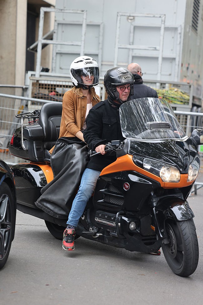 Aktris Emma Watson membuat momen tak biasa di penghujung Paris Fashion Week 2025. Setelah menghadiri peragaan busana Miu Miu Womenswear Spring/Summer 2026, bintang ‘Harry Potter’ ini pulang dengan membonceng motor. Foto: GC Images/Neil Mockford