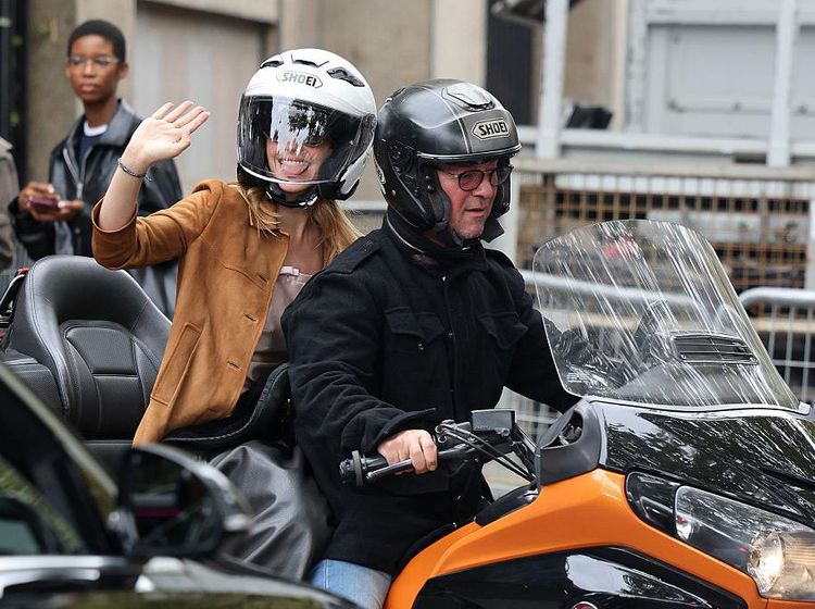 5 Potret Emma Watson Pulang dari Paris Fashion Week Dibonceng Motor