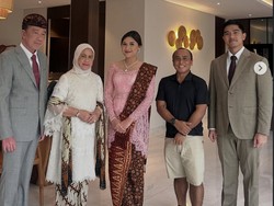 Foto Anggun Erina Gudono Berkebaya Pink Dampingi Kaesang & Jokowi di Bali