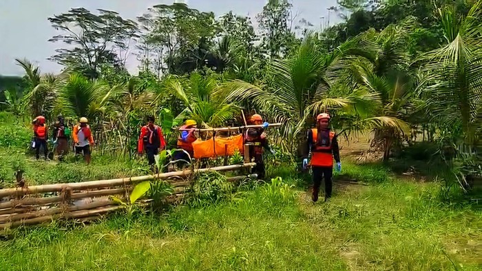 Evakuasi jasad Zidan dari Sungai Cimandiri