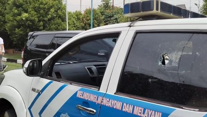 Foto: Mobil polisi hancur dilempari massa saat penertiban PETI (Video viral di media sosial)