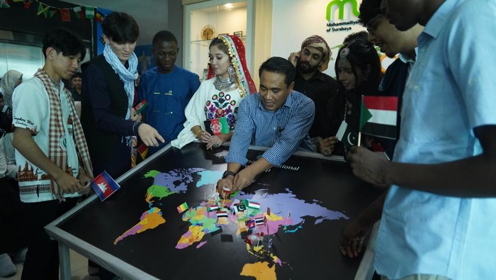 Global Hub, area internasional yang menjadi pusat aktivitas global dan kolaborasi lintas budaya di lantai 11 Gedung At Tauhid Universitas Muhammadiyah Surabaya.