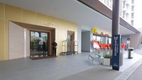 Area lobby depan hotel dibuat minimalis namun elegan seperti ini. Lokasi hotel ini berada di Tower 8-Tower Ishikawa, Tokyo Riverside, PIK2. (dok. Golden Tulip Essential PIK2 Jakarta)