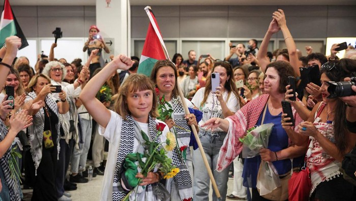 Swedish activist Greta Thunberg, who was part of the Global Sumud Flotilla seeking to deliver aid to Gaza and was detained by Israel, gestures as she is greeted by supporters upon her arrival to the Athens Eleftherios Venizelos International Airport, in Athens, Greece, October 6, 2025. REUTERS/Louisa Gouliamaki