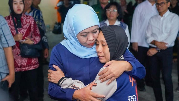 Gubernur Khofifah saat menenangkan salah satu keluarga korban Ponpes Al Khoziny Sidoarjo