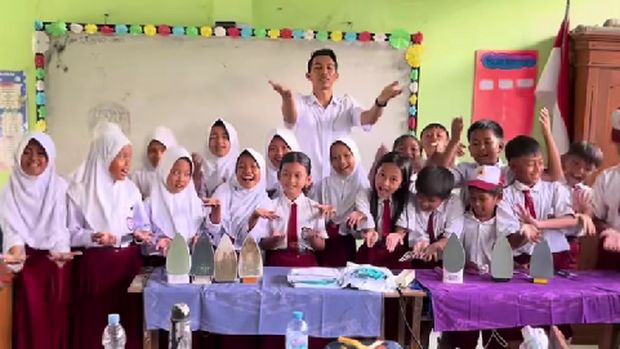 Guru di Kediri, Jawa Timur ini mengajarkan kemampuan dasar menyetrika kepada anak murid di dalam kelas. Postingan aksi guru tersebut langsung viral di media sosial.