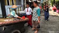 Warga beraktivitas di kawasan Tanjung Priok, Jakarta Utara, Selasa (7/10/2025). Aktivitas ekonomi masyarakat menjadi cerminan nyata di tengah target pertumbuhan ekonomi nasional sebesar 8 persen.