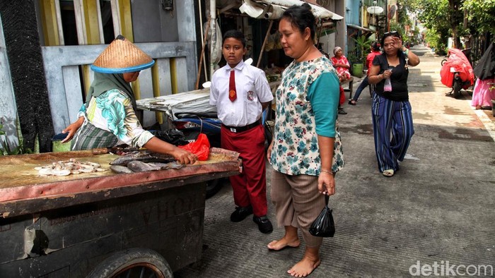 Warga melintas di kawasan Tanjung Priok, Jakarta Utara, Selasa (7/10/2025). Aktivitas ekonomi masyarakat menjadi cerminan nyata di tengah target pertumbuhan ekonomi nasional sebesar 8 persen.