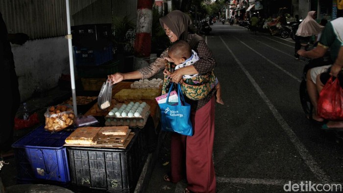 Hiruk Pikuk Warga Tanjung Priok di Tengah Target Ekonomi 8 Persen Warga melintas di kawasan Tanjung Priok, Jakarta Utara, Selasa (7/10/2025). Aktivitas ekonomi masyarakat menjadi cerminan nyata di tengah target pertumbuhan ekonomi nasional sebesar 8 persen.