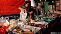 Warga berbelanja di pasar tradisional Tanjung Priok. Meski ekonomi nasional digadang tumbuh cepat, penjualan di sektor rakyat masih belum stabil.