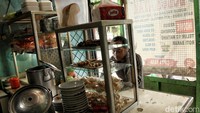 Warga makan di sebuah warung sederhana. Bagi sebagian warga, istilah “pertumbuhan 8 persen” masih terasa jauh dari keseharian mereka.