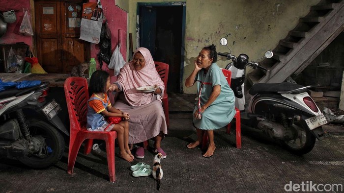 Hiruk Pikuk Warga Tanjung Priok di Tengah Target Ekonomi 8 Persen Warga melintas di kawasan Tanjung Priok, Jakarta Utara, Selasa (7/10/2025). Aktivitas ekonomi masyarakat menjadi cerminan nyata di tengah target pertumbuhan ekonomi nasional sebesar 8 persen.