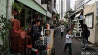 Pedagang jajanan keliling di kawasan Tanjung Priok. Pemerintah menilai penciptaan lapangan kerja dan peningkatan upah penting untuk menjaga roda ekonomi tetap berputar.