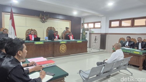 I Wayan Luwes alias Mangku Luwes menghadapi sidang pembuktian tahap pertama di PN Bangli, Selasa (7/10/2025).