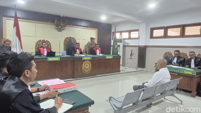 I Wayan Luwes alias Mangku Luwes menghadapi sidang pembuktian tahap pertama di PN Bangli, Selasa (7/10/2025).