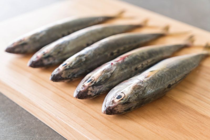 Ikan Kembung 4 ekor ikan kembung di atas talenan