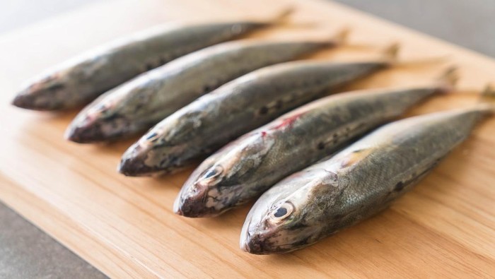 4 ekor ikan kembung di atas talenan