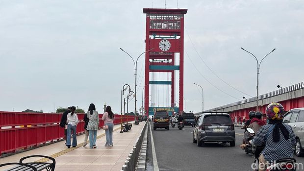 Ikon Palembang, Jembatan Ampera yang ramai dikunjungi wisatawan. Ikon Palembang, Jembatan Ampera yang ramai dikunjungi wisatawan.