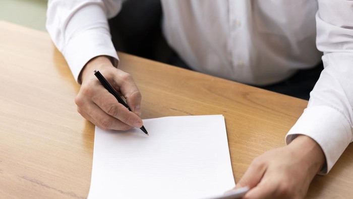 Ilustrasi seseorang membuat surat pengunduran diri