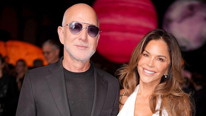 Jeff Bezos dan Lauren Sanchez Jeff Bezos dan Lauren Sanchez tampil perdana bersama di Paris Fashion Week 2025. Swan Gallet/WWD via Getty Images