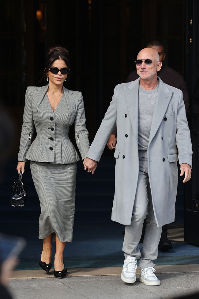 Jeff Bezos dan Lauren Sanchez tampil perdana sebagai pasangan suami-istri di Paris Fashion Week 2025. Keduanya menggelar pernikahan mewah pada akhir Juni 2025. Foto: Getty Images/Neil Mockford