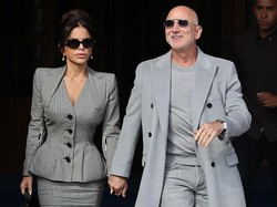 Momen Langka: Miliarder Jeff Bezos dan Istri Debut di Paris Fashion Week