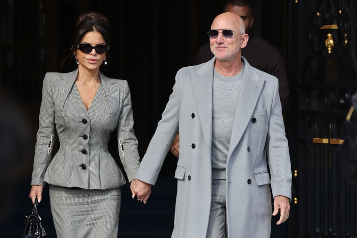 Jeff Bezos dan Lauren Sanchez tampil perdana bersama di Paris Fashion Week 2025. Getty Images/Neil Mockford
