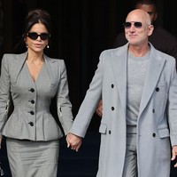 Debut di pekan mode bergengsi dunia, miliarder yang biasanya menghadiri acara teknologi atau bisnis itu kini menghadiri perhelatan fashion. Jeff Bezos dan Lauren Sanchez pun tampil dengan busana senada, warna abu-abu, saat terlihat keluar dari Hotel The Ritz, Paris pada 4 Oktober 2025. Foto: Getty Images/Neil Mockford