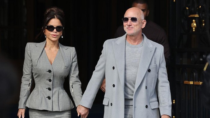 Jeff Bezos dan Lauren Sanchez tampil perdana bersama di Paris Fashion Week 2025. Getty Images/Neil Mockford