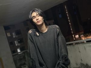 Aksi Penyanyi Thailand Jeff Satur Jadi Akamsi di Jakarta