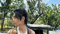 Pada tanggal 27 September 2025, penyanyi Jeff Satur mengadakan konser di Jakarta. Di tengah konsernya ini, dia juga sempat menikmati kota Jakarta. Gayanya saat makan tahu bulat nih.