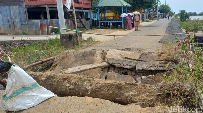 Jembatan penghubung jalan menuju Dermaga Kassi Kebo, Pangkep ambruk.