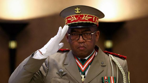 Jenderal militer Ruphin Fortunat Zafisambo memberi isyarat setelah ditunjuk sebagai Perdana Menteri oleh Presiden Madagaskar Andry Rajoelina di Istana Kepresidenan Lavoloha, menyusul pembubaran pemerintah di tengah protes atas kekurangan listrik dan air, di Antananarivo, Madagaskar, 6 Oktober 2025. (REUTERS/Siphiwe Sibeko)