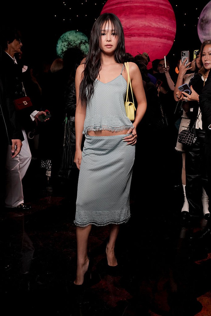 Gaya Jennie BLACKPINK di Paris Fashion Week 2025 menghadiri peragaan busana Chanel.