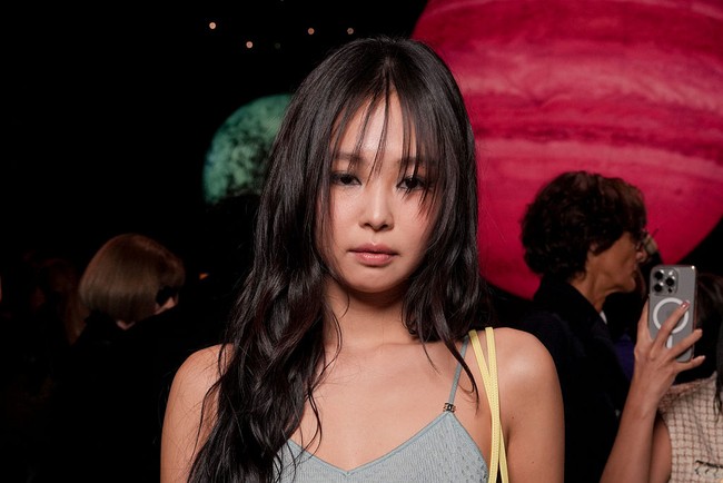 Penampilan keempat personel grup KPop BLACKPINK selalu dinantikan setiap gelaran Paris Fashion Week, mengingat Jennie cs menjadi perwakilan rumah mode yang berbeda. Sebagai global ambassador Chanel, Jennie terlihat standout memakai busana biru, sementara tamu undangan lainnya memakai busana monokrom. Foto: Getty Images