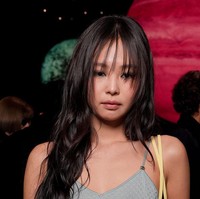 Penampilan keempat personel grup KPop BLACKPINK selalu dinantikan setiap gelaran Paris Fashion Week, mengingat Jennie cs menjadi perwakilan rumah mode yang berbeda. Sebagai global ambassador Chanel, Jennie terlihat standout memakai busana biru, sementara tamu undangan lainnya memakai busana monokrom. Foto: Getty Images