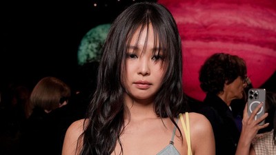 7 Potret Jennie BLACKPINK Tampil Beda, Bergaya Emo di Paris Fashion Week 2025