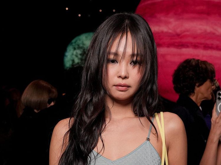 7 Potret Jennie BLACKPINK Tampil Beda, Bergaya Emo di Paris Fashion Week 2025