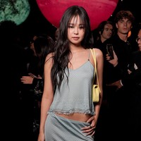 Jennie BLACKPINK menjadi tamu langganan yang meramaikan agenda mode tahunan Paris Fashion Week. Ia menampilkan pesonanya sebagai global ambassador Chanel, memakai two-piece dress biru bergaya lingerie. Riasan smokey eyes dan potongan poninya seolah menghadirkan emo phase-nya. Foto: Getty Images