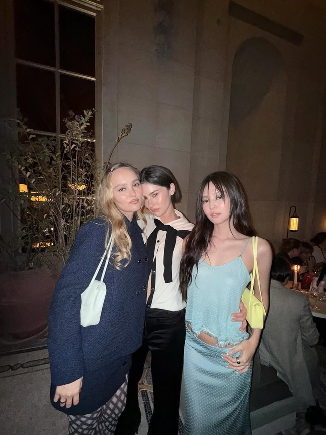 Peragaan busana Chanel menjadi ajang reuni Jennie BLACKPINK bersama Lily-Rose Depp, lawan mainnya di serial HBO The Idol. Keduanya tampak menunjukkan keakraban dengan pelantun hits ‘That’s So True’ Gracie Abrams. Foto: dok. Instagram @jennierubyjane