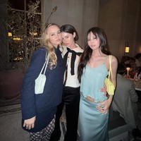 Peragaan busana Chanel menjadi ajang reuni Jennie BLACKPINK bersama Lily-Rose Depp, lawan mainnya di serial HBO The Idol. Keduanya tampak menunjukkan keakraban dengan pelantun hits ‘That’s So True’ Gracie Abrams. Foto: dok. Instagram @jennierubyjane