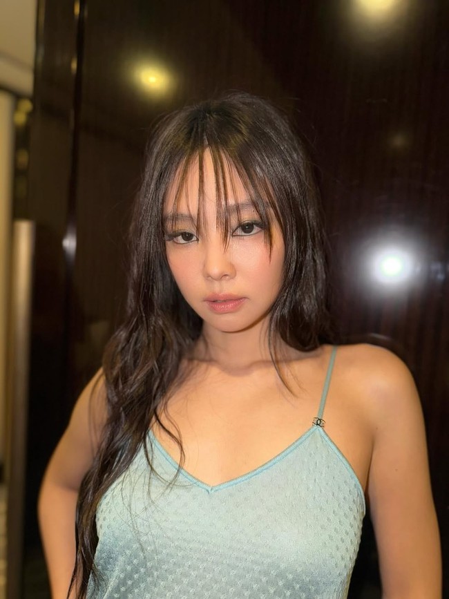 Lewat Instagram, Jennie mengunggah foto yang memperlihatkan detail riasan smokey eyes dan poninya yang hampir menutupi mata. Gaya Jennie kali ini menuai pro kontra karena tidak sesuai ekspektasi netizen. Namun, tak sedikit yang senang melihat Jennie selalu bereksperimen dan berani tampil beda. Foto: dok. Instagram @jennierubyjane