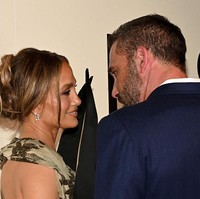 Dalam film Kiss of the Spider Woman, wanita yang biasa disapa J.Lo ini tidak hanya jadi pemeran tapi juga produser eksekutif bersama mantan suaminya, Ben Affleck. Dalam wawancara di acara pemutaran perdana tersebut, Ben memuji penampilan J.Lo dalam film tersebut. “Sejak awal Jennifer terlibat dalam proyek ini, saya tahu dia akan memberikan segalanya dan dia benar-benar melakukannya,” ujar pemenang Oscar itu, seperti dilansir Pagesix. Foto: Getty Images/Slaven Vlasic